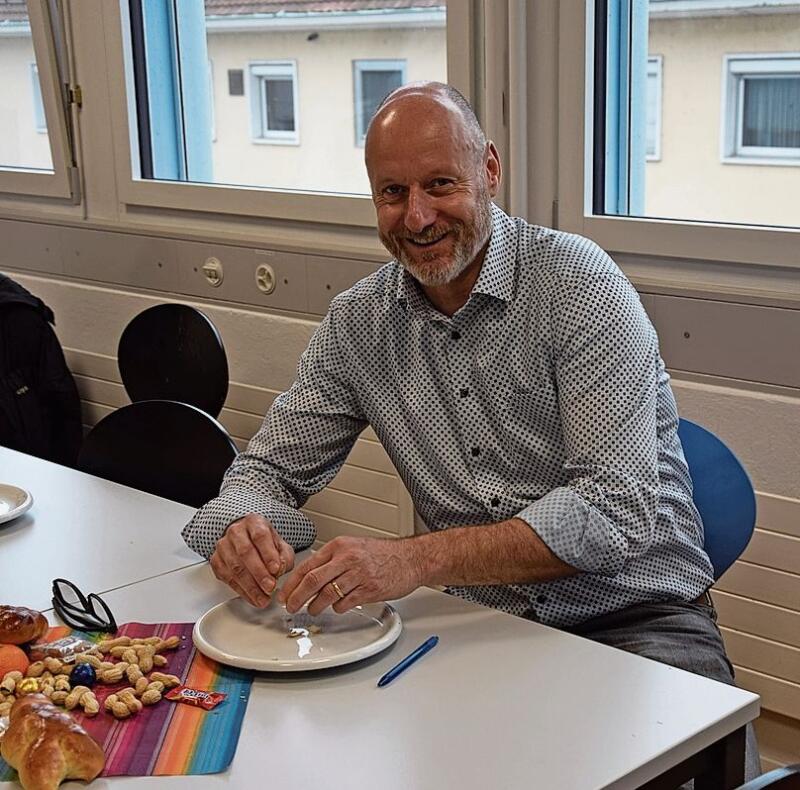 Für einmal kann sich Gesamtleiter Reto Kämpfer beim Apéro kurz entspannen.