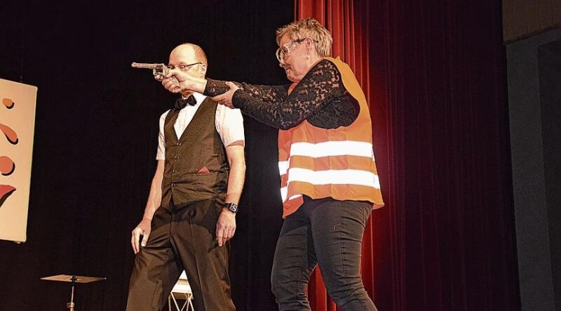 Achtung, Gefahr: Die Bettlacher Gemeindepräsidentin Barbara Leibundgut versuchte sich bei Zauberer Ron Bertolla als Kunstschützin.