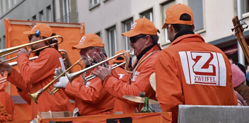 Ohne Zweifel auch mit 70 noch immer frisch und munter: die Froschzunft mit ihrer Guggenmusik. Bilder: Joseph Weibel