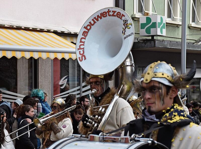 Sie sorgen nicht nur für gute Guggenmusik, sondern fallen immer mit sehr kreativen Kostümen auf.