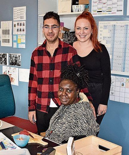Farbenatelier – Agit Argül, besucht die Tagesstätte. Angela Zwicky, Co-Leitung Farbenatelier. Blessing Iyase.
