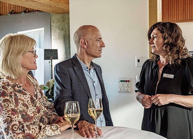 Verena Kaufmann mit Gatte und Gemeinderat Alex Kaufmann im Gespräch mit Adriana Palermo Amacker (rechts).