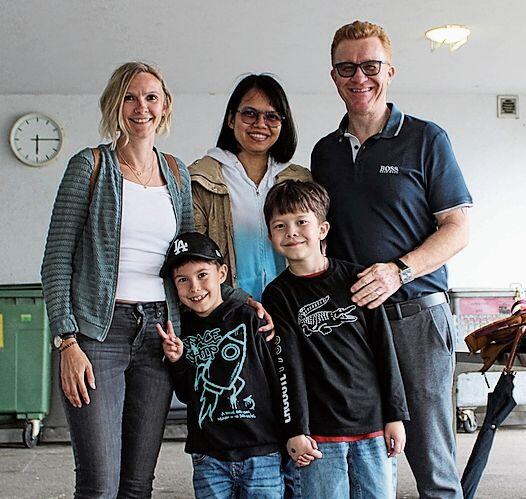 Zwei glückliche Familien: Tanja Ast mit ihrem Sohn Romeo, Sansanee Saldin, Patrick Saldin und ihr Sohn Benjamin.