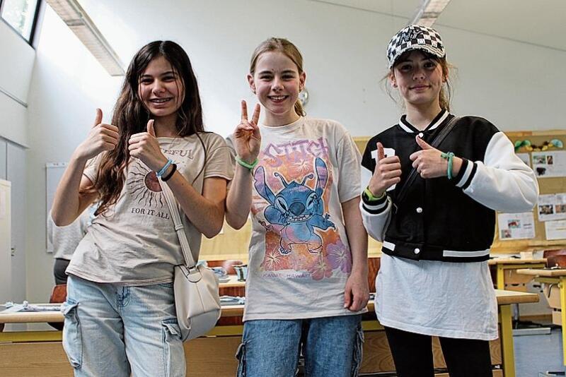 «Uns gefällt’s – und euch?», fragen (von links) Yara Beeler, Dilara Ghidini und Eileena Ghidini.