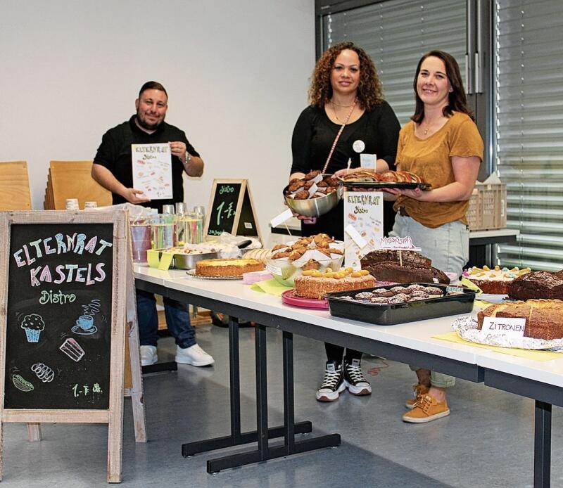 Der Kuchenstand des Elternrates durfte nicht fehlen, repräsentiert von: 
(von links) Saras Ceylan, Adelie Dos Santos und Sarah Ramser.