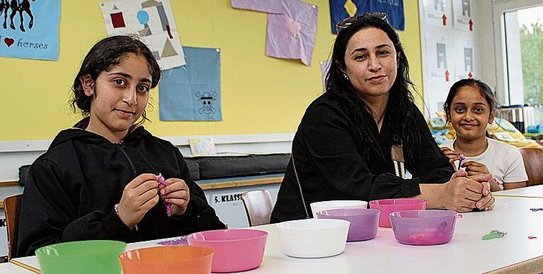 Sie warten gespannt auf Besucher (von links): Zozan Ahmed, Nujan Ahmed und Kanisha Shanmugam.
