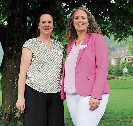 Gemeinsam unter einem Baum, gemeinsam in der Schulleitung (v. l.): Fabienne Flessa und Martina Schneiter.