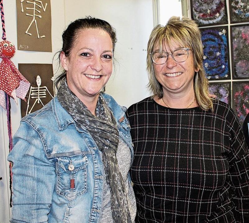 Die beiden Lehrerinnen Dorinne Crausaz und Beatrice Aebi (von links) stellen sich der Fotografin.Bilder: Anna Gähler