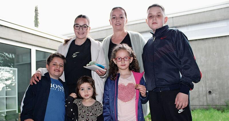 Diese Gäste haben sich gerade am Kuchenbuffet eingedeckt (von links): Fis, Njomsa Kelmendi, 
Anna, Ella, Alba Bushati und Elmi.