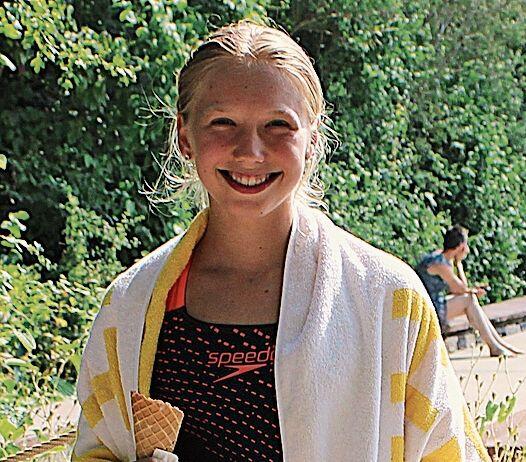 Für Olivia Stadelmann machen die tolle Rutschbahn, der wunderschöne Park und die Sportwiese das Gartenbad Grenchen so einzigartig. Auch sie kommt gerne mit ihren Schulkameradinnen und Schulkameraden in das grosse Schwimmbad, denn in der Badi könne man viele tolle Aktivitäten betreiben.