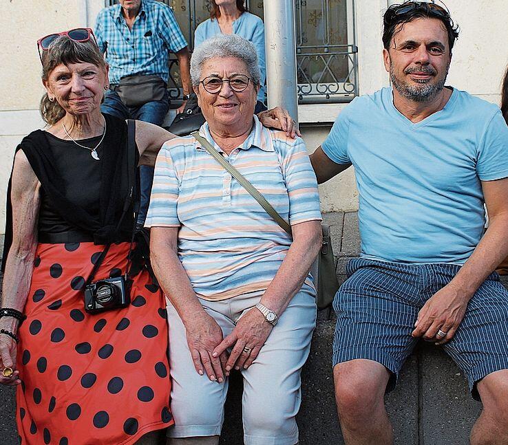 Kurz auf der Ruhebank (von links): Emma Trüssel Hofer, Carmen Lombardo und Adriano Lombardo.