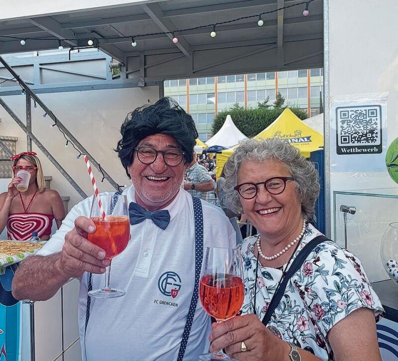 Luzia Meister und Marcel Bolliger beim immer gut besuchten 
FCG-Stand  – für einmal mit lockigem, schwarzem Haar  – in bester Festlaune.