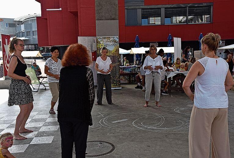 Eine Kursleiterin der Volkshochschule Grenchen demonstriert unter dem Stadtdach zusammen mit Besucherinnen Qi Gong, eine chinesische Meditations-, Konzentrations- und Bewegungsform für Körper und Geist.