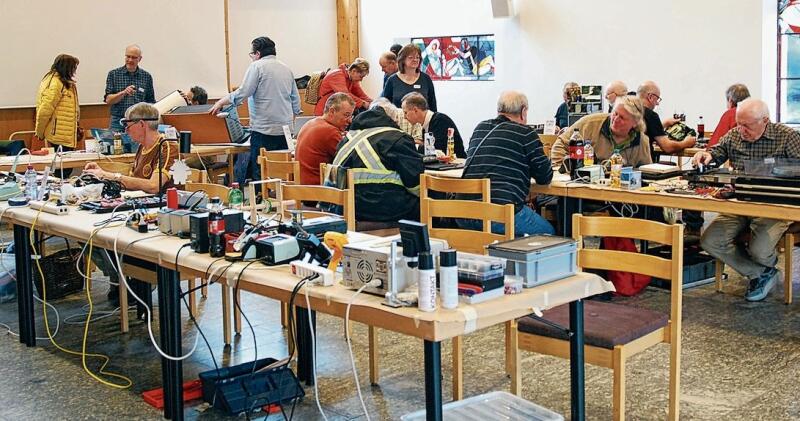Es herrscht reichlich Betrieb im Repair Café Grenchen.