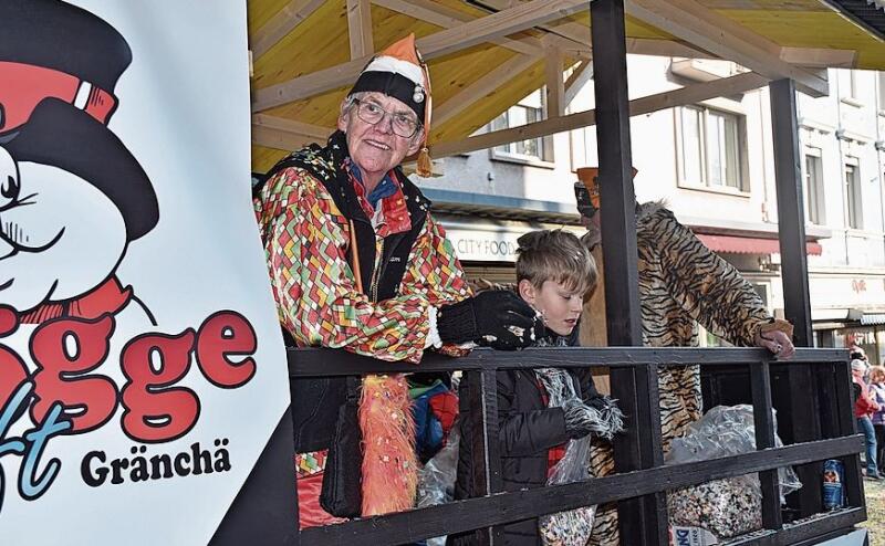 Zufriedene Gesichter auch auf dem Wagen der Böögge-Zunft Grenchen, die ihr 10-Jahr-Jubiläum feierte.