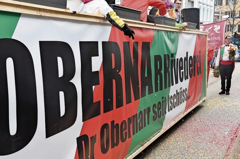 Er verteilte zum letzten Mal als amtierender Obernarr Rosen: Patrick Meier.