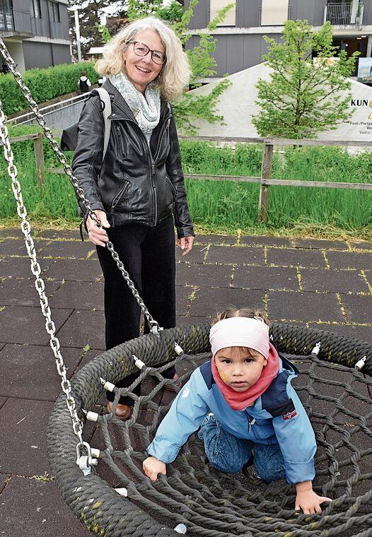 Klein Emma gefällt es in der besonderen Schaukel. Für den Anstoss sorgt Claudia Nenniger.