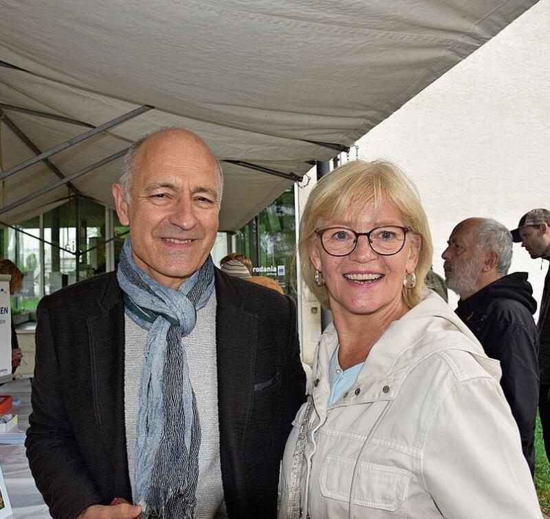 Am Stand vor dem Haupteingang gab es frischen Zopf und Schoko-Mandelgipfel. Einen Sonntagszopf sicherten sich auch Alex und Vreni Kaufmann.
