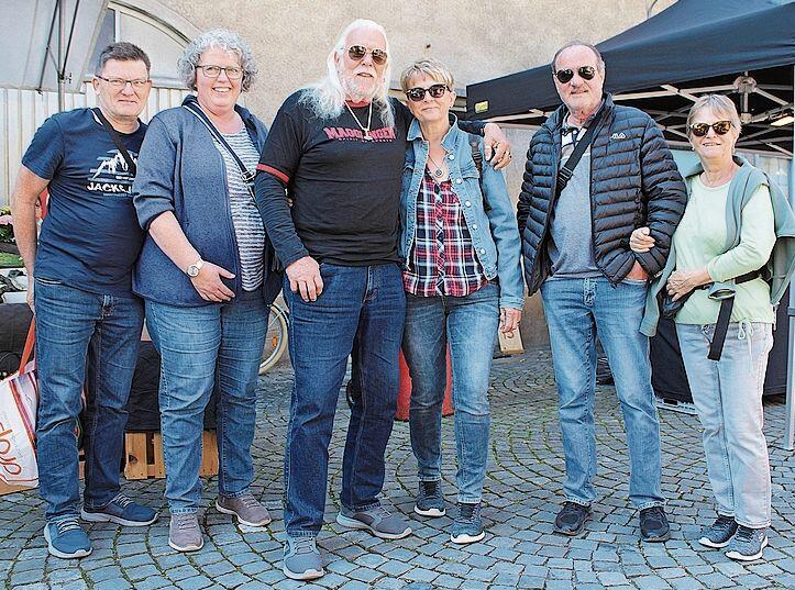 Fröhlich unterwegs im Markttreiben (von links): Markus Burri, Brigitte Burri, Grizzly, Anita und René Rias.