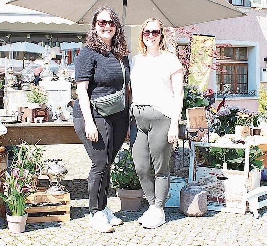 Welche eine Blumenpracht, die von den beiden fröhlichen Damen Miriam und Michelle angeboten wird!