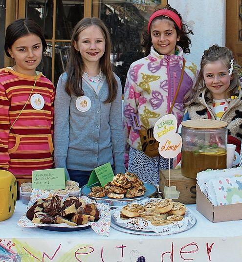 Die junge Generation setzt sich für die Umwelt ein! Die Bienenschützerinnen waren sehr stolz auf ihren Stand und freuten sich über die vielen Besucher (von links): Emilie, Malila, Leïla und Greta.
