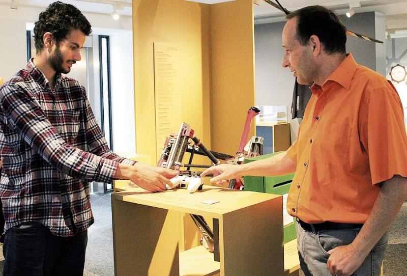Mohammed Messai und Xavier Fabregas diskutieren über einen Gameboy.