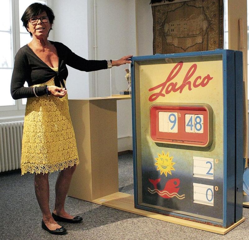 Die alte Badi-Uhr von Grenchen. Monika Bruder präsentiert das wunderschöne Teil.