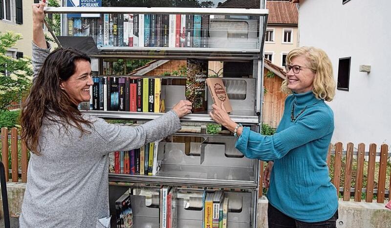 Sandra Huber und Bettina Widmer-Renfer vermachten dem Bücherschrank je ein Exemplar aus ihrer privaten Sammlung.