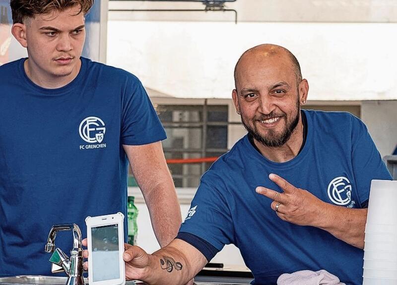 Trainer und Spieler des FC Grenchen halfen beim Catering tüchtig mit.