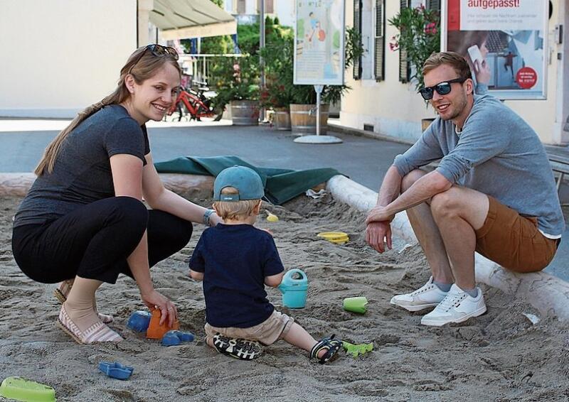 Nadja, Colin und Anthony (von links) sind vor allem vom grossen Sandkasten begeistert.