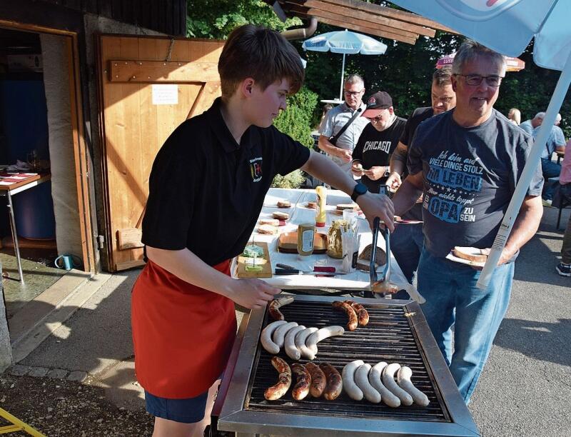 Tradition am Bettläbier-Obä: Die Bettläbier-Bratwurst ist schon fast Pflicht und schmeckt fantastisch.Bilder: Daniel Martiny