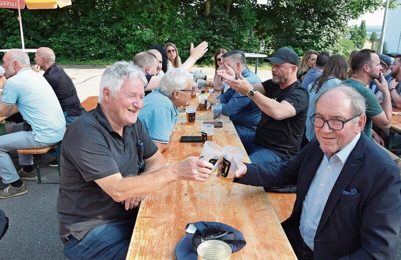 Bruno Grolimund und Grenchens Vize-Stadtpräsident Remo Bill stossen mit dem frisch gezapften Bier an.