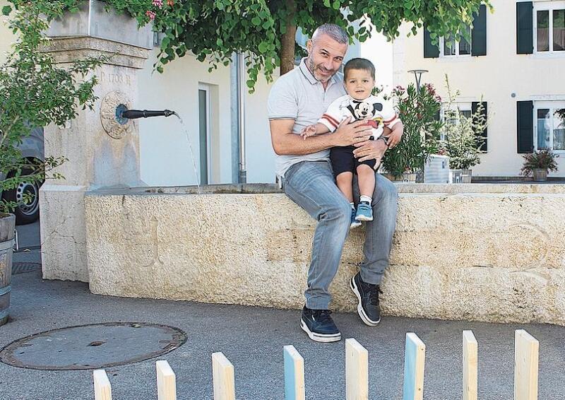Gianluca und sein Sohn Alessio mit dem selbst gebauten Riesendomino.