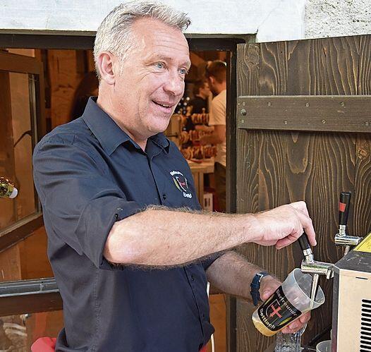 Regierungsrat Mathias Stricker betätigt sich am Zapfhahn.