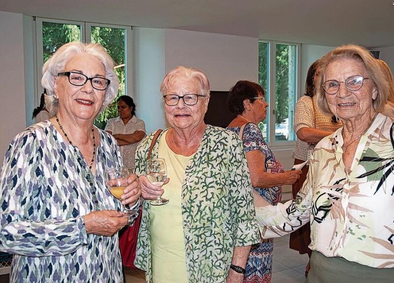 Marianne Burki, Alice Sperisen und Hanne Kummer mit einer Erfrischung vor dem Film.