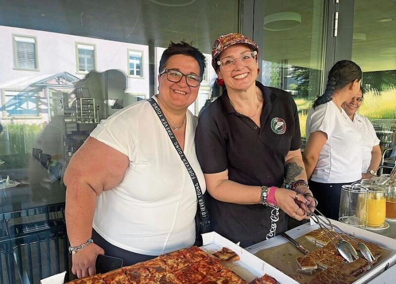 Stiftungsratsmitglied Maria Lo Giudice und Maria Bilello vom Restaurant Amici Grenchen bereiteten nach dem Film einen hervorragenden Apéro riche vor.Bild: Lara Näf