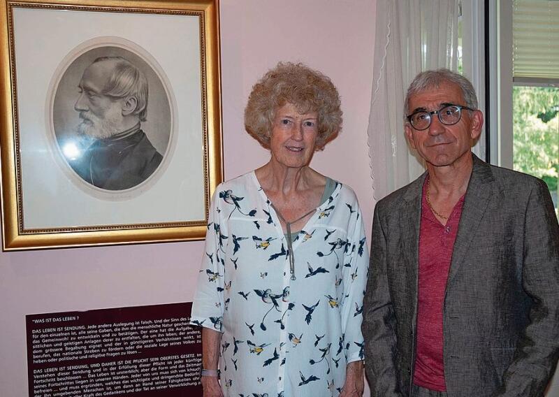 Ruth Zurschmiede, Vizepräsidentin der Mazzini-Stiftung, und Franco Supino, Präsident der Stiftung, vor dem Gemälde von Giuseppe Mazzini im Gedenkzimmer.