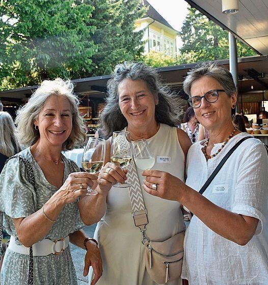 Sie prosten gemeinsam auf ihren persönlichen und abschliessenden Schulschluss, die drei Neu-Pensionärinnen (links): Nicole Bucher Möri, Belinda Schütz und Iris Trummer. Nicht auf dem Bild die für 25 Jahre geehrten Nicole Bucher und Marianne Nyfeler.