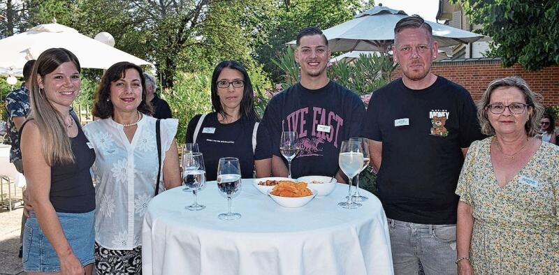 Vanessa Jaguposki, Nahrin Simon, Rosangela Almeida, Stefan Bajinovic und Lars Stuber (von links) sind Teil des Facility Managements an den Grenchner Schulen. Ganz rechts Kindergärtnerin Marianne Stauffer.