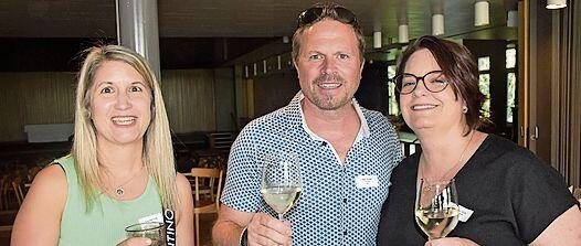 Ein Lächeln für die Kamera? «Immer» sagen (v. l.): Claudia Rullo, Hauswartin Schulhaus IV sowie die zwei Lehrpersonen Reto Sutter und Franziska Kully.