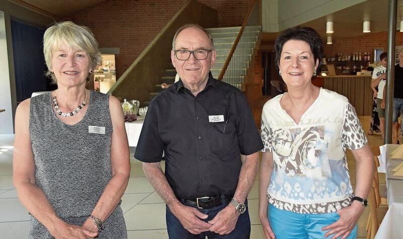 Gastgeberin und prominente Gäste an der Schuljahresschlussfeier in Grenchen (von links): Gesamtschulleiterin Nicole Hirt, Vize-Stadtpräsident Remo Bill und Frau Landammann Sandra Kolly. Bilder: Joseph Weibel