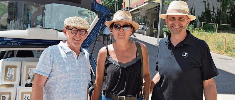 Nadja Lerch wird von den Veranstaltern Heinz Westreicher (links) und Ernesto Gravino in die Mitte genommen. Bilder: Daniel Martiny
