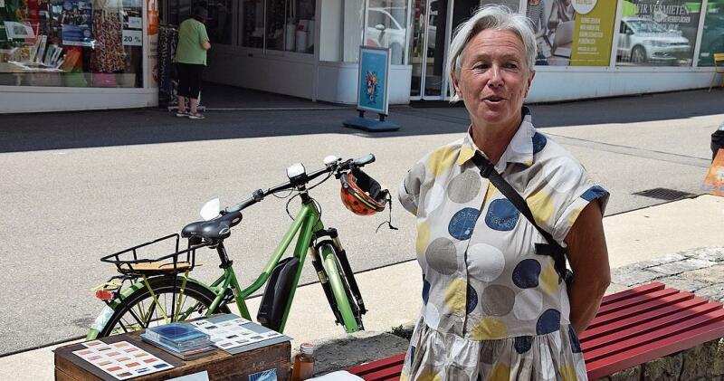 Ebenfalls möglich: Christine Rindlisbacher ist mit dem Fahrrad samt beladenem Anhänger aus Lengnau angereist.