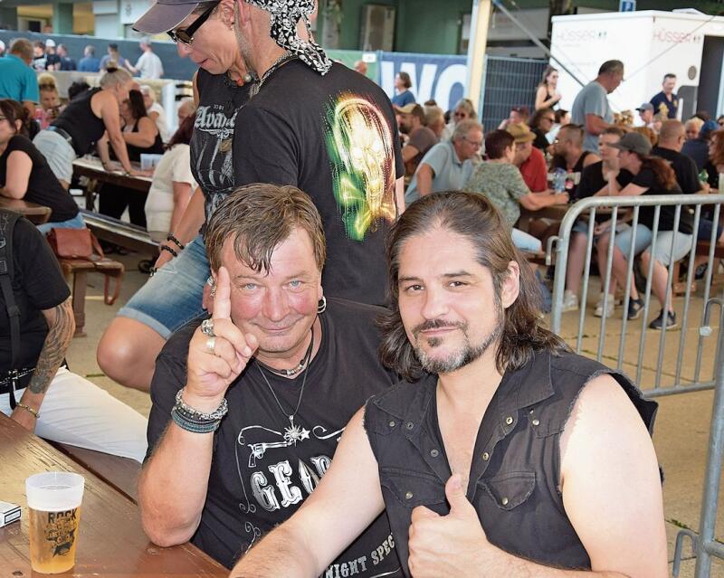 Begeisterte Zuhörer waren auch George und sein Schlagzeuger Fabio Zanco (rechts).