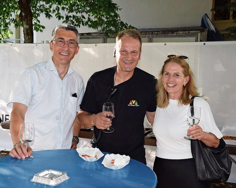 Organisator André von Arb mit Jenny Mattila und deren Partner Marc Bohner.
