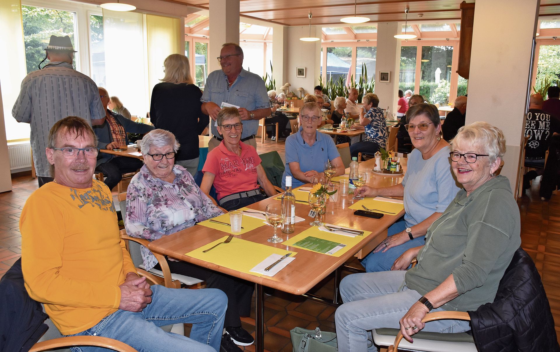 Sie waren alle auf Besuch bei Claudine Kurt (Zweite von links) und kamen hierher nach Pieterlen von Kerzers, Biel und auch vom Ort (von links): Jakob Klötzli, Claudine Kurt, Catherine Kurt, Ruth Mühletaler, Eliane Mühletaler und Sonja Mühlebach.