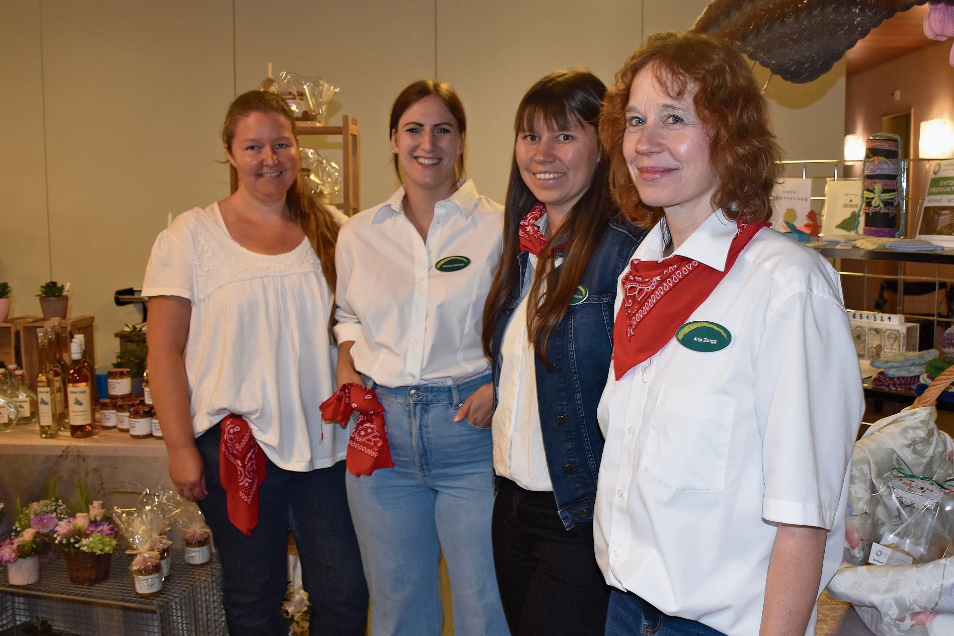 Mitarbeitende des Schlösslis Pieterlen, die im Alltag andere Funktionen haben als an diesem traditionellen Fest (von links): Christa Hugi (Bereichsleitung Garten), Melissa Läderach (Marketing und Empfang), Stephanie Tschannen und Anja Zaugg (beide in der Aktivierung).