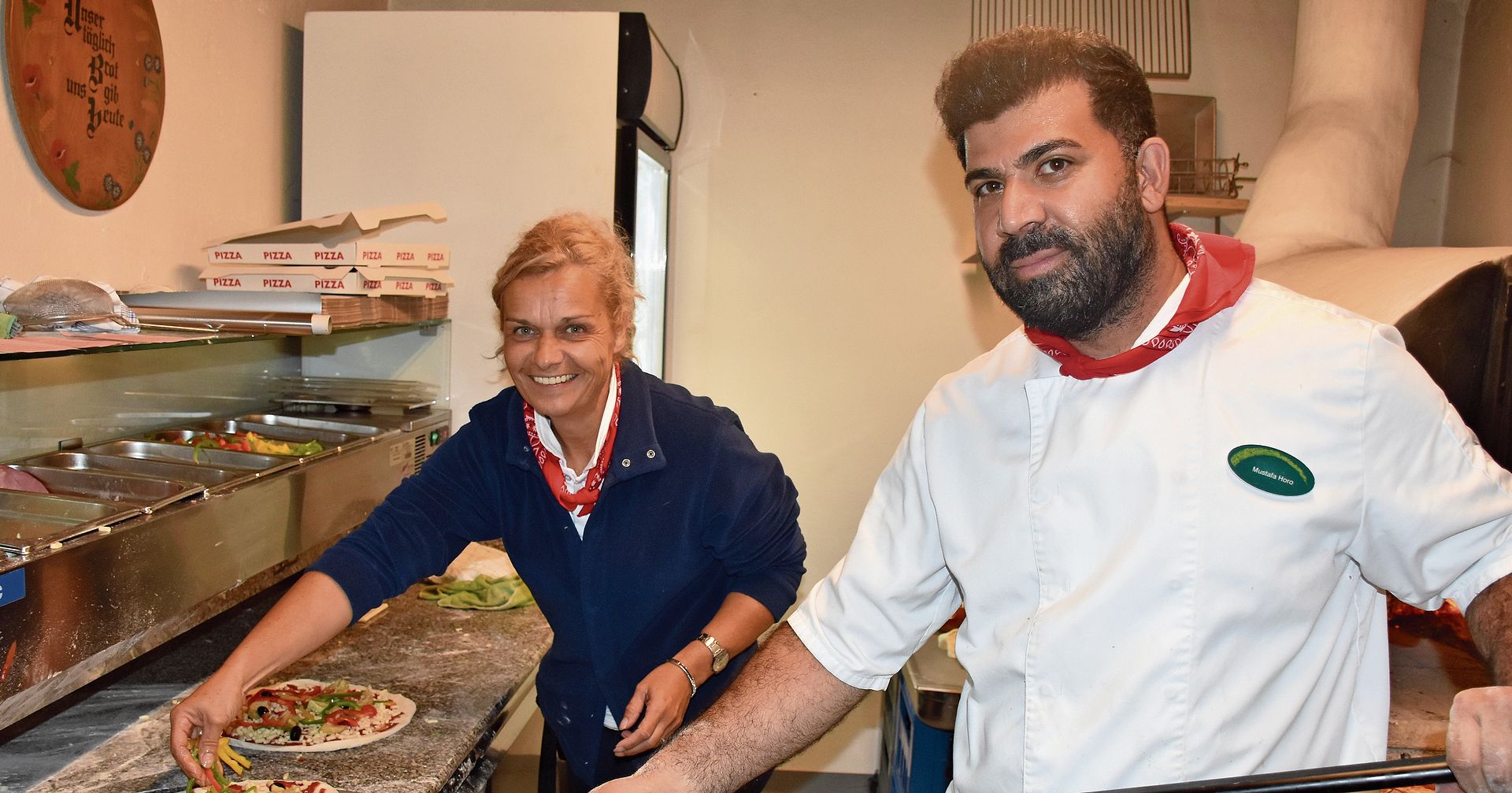Im Pizzaturm eifrig am Backen: Sandra Tumbas und Pizzaiolo Mustafa Horo. 
