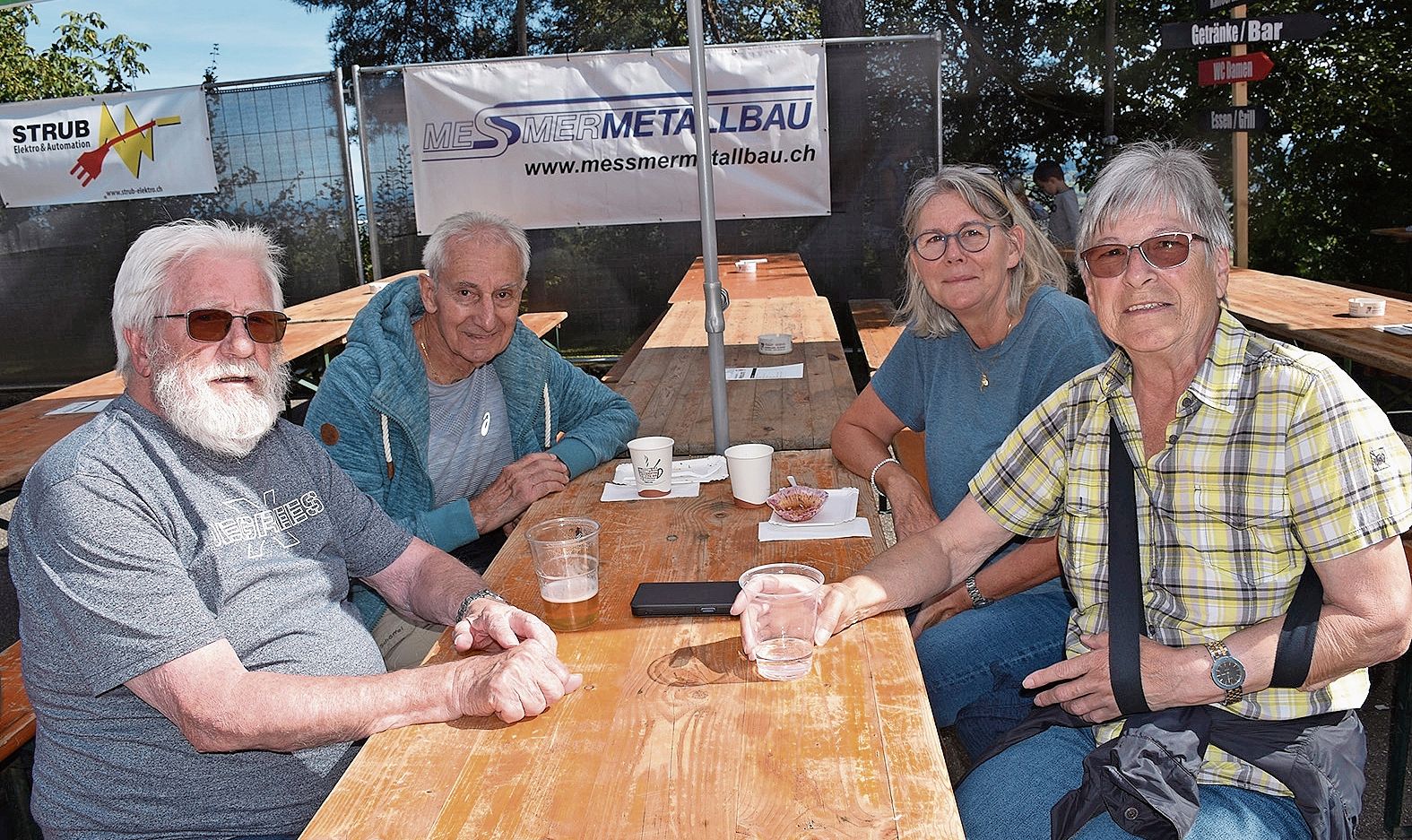Sie gehören zu den ersten Gästen am diesjährigen Waldrandfest (von links): Peter Tschanz, Sepp Portmann, Vreni Tschanz und Elisabeth Messmer. 
