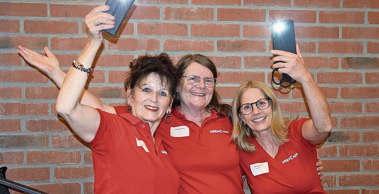Organisatorin Jenny Mattila (rechts) sorgt mit ihren Helferinnen für Partystimmung.